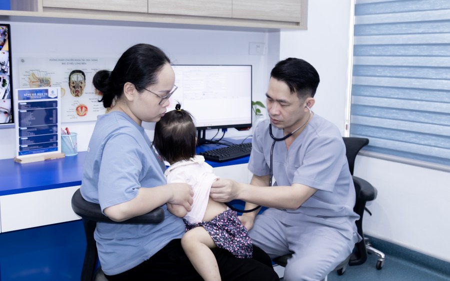 Bác sĩ Hiệu trực tiếp thăm khám cho bé tại phòng khám