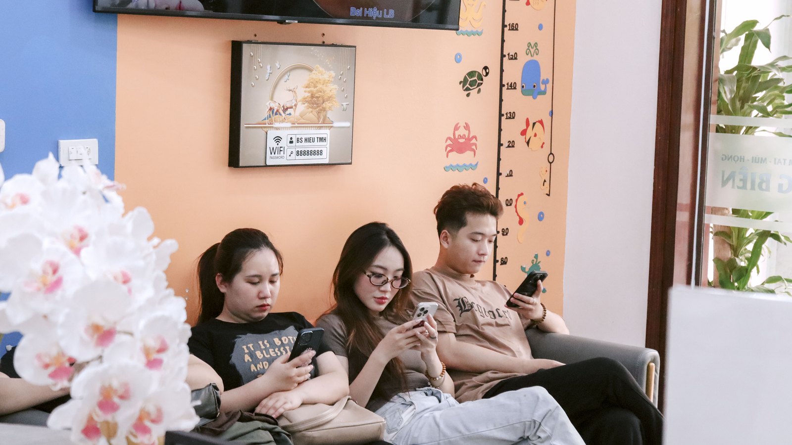 Ghế chờ cho người lớn tại Phòng Khám Tai Mũi Họng Bác Sĩ Hiệu Long Biên