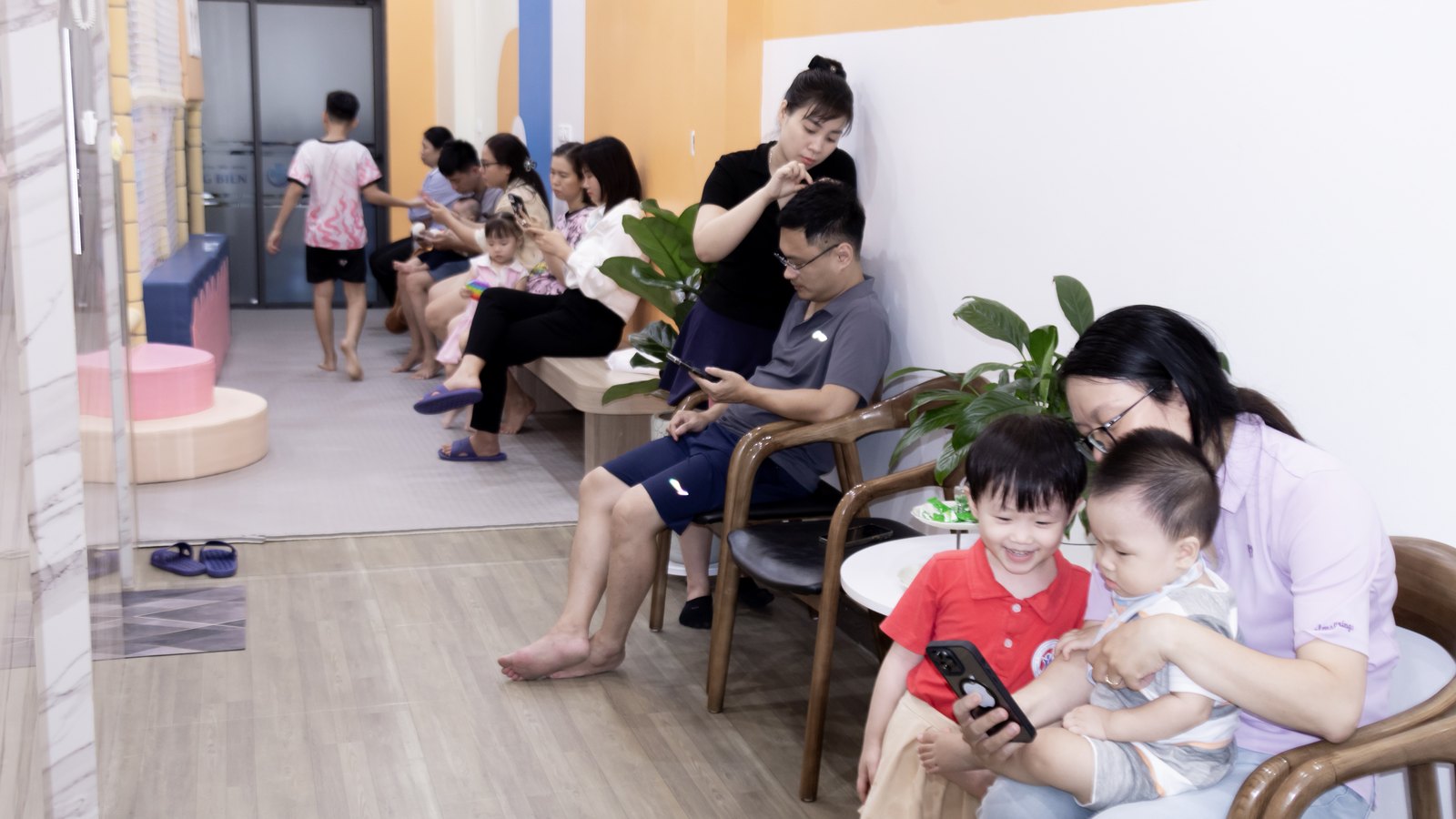 Hành lang chờ tại Phòng Khám Tai Mũi Họng Bác Sĩ Hiệu Long Biên