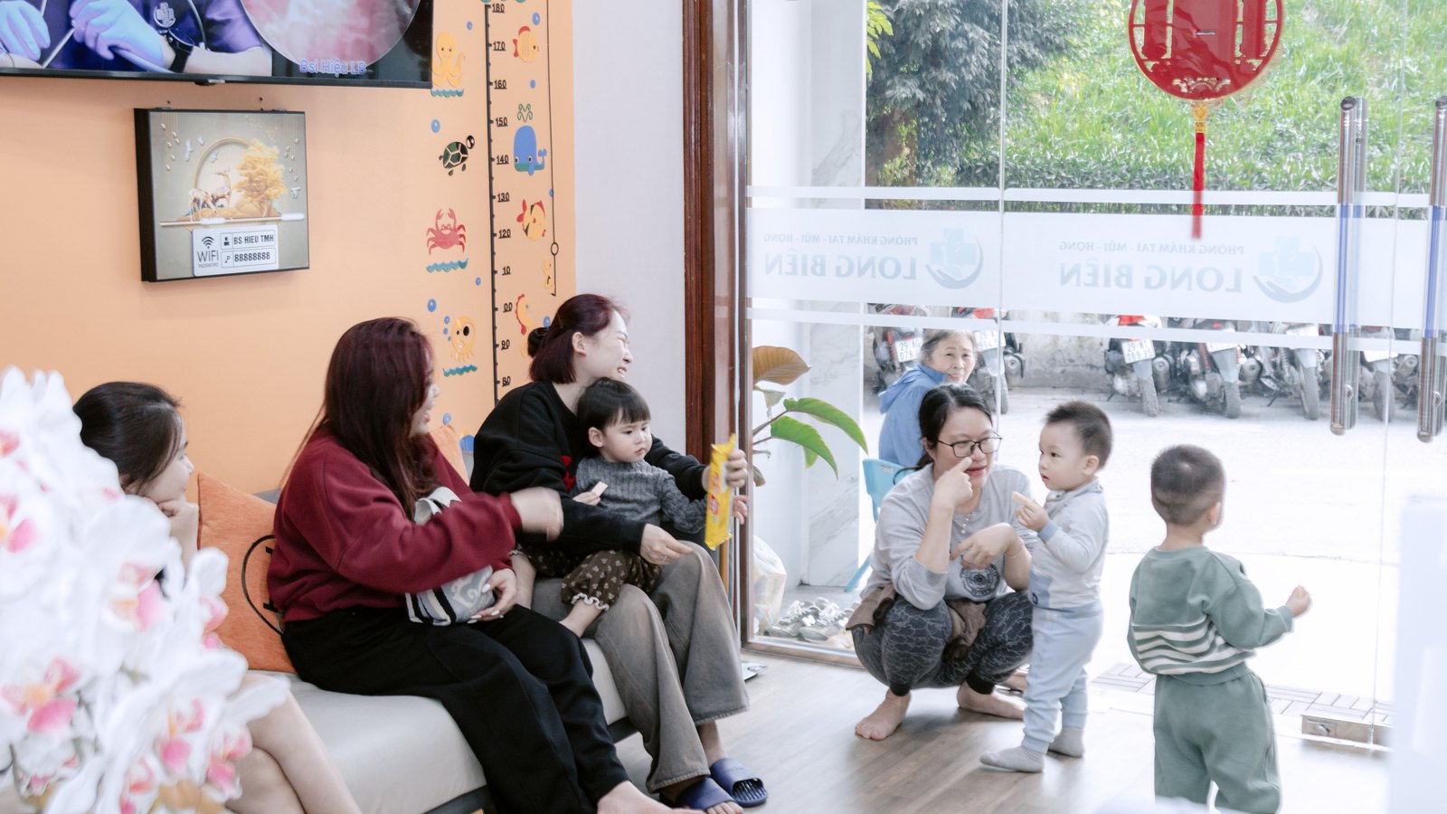 Khu chờ khám tại Phòng Khám Tai Mũi Họng Bác Sĩ Hiệu Long Biên