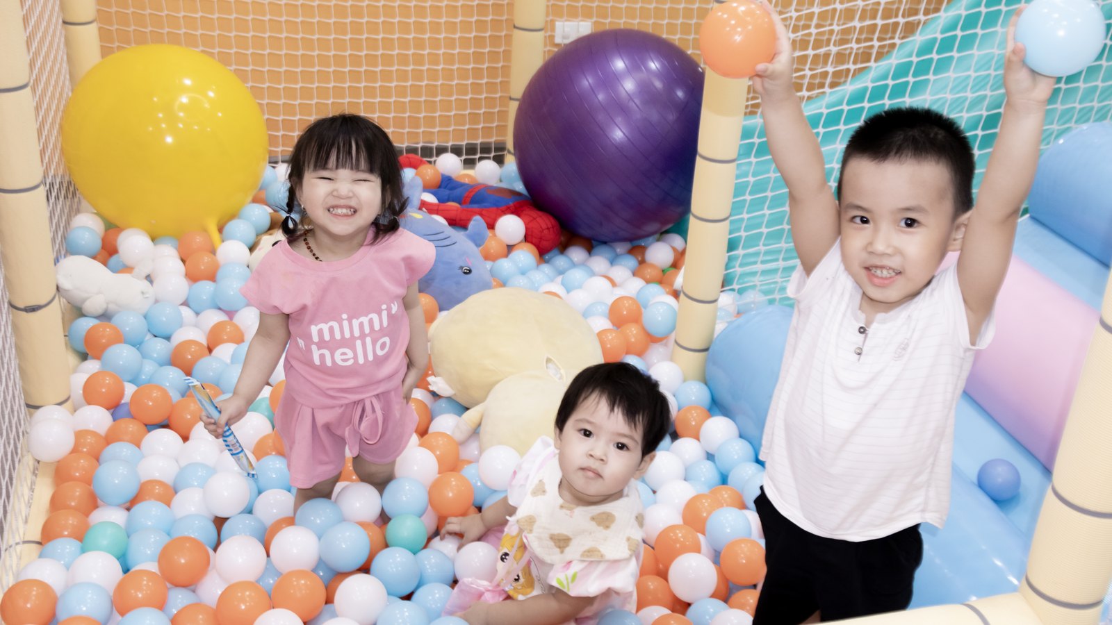 Nhà bóng cho bé tại Phòng Khám Tai Mũi Họng Bác Sĩ Hiệu Long Biên