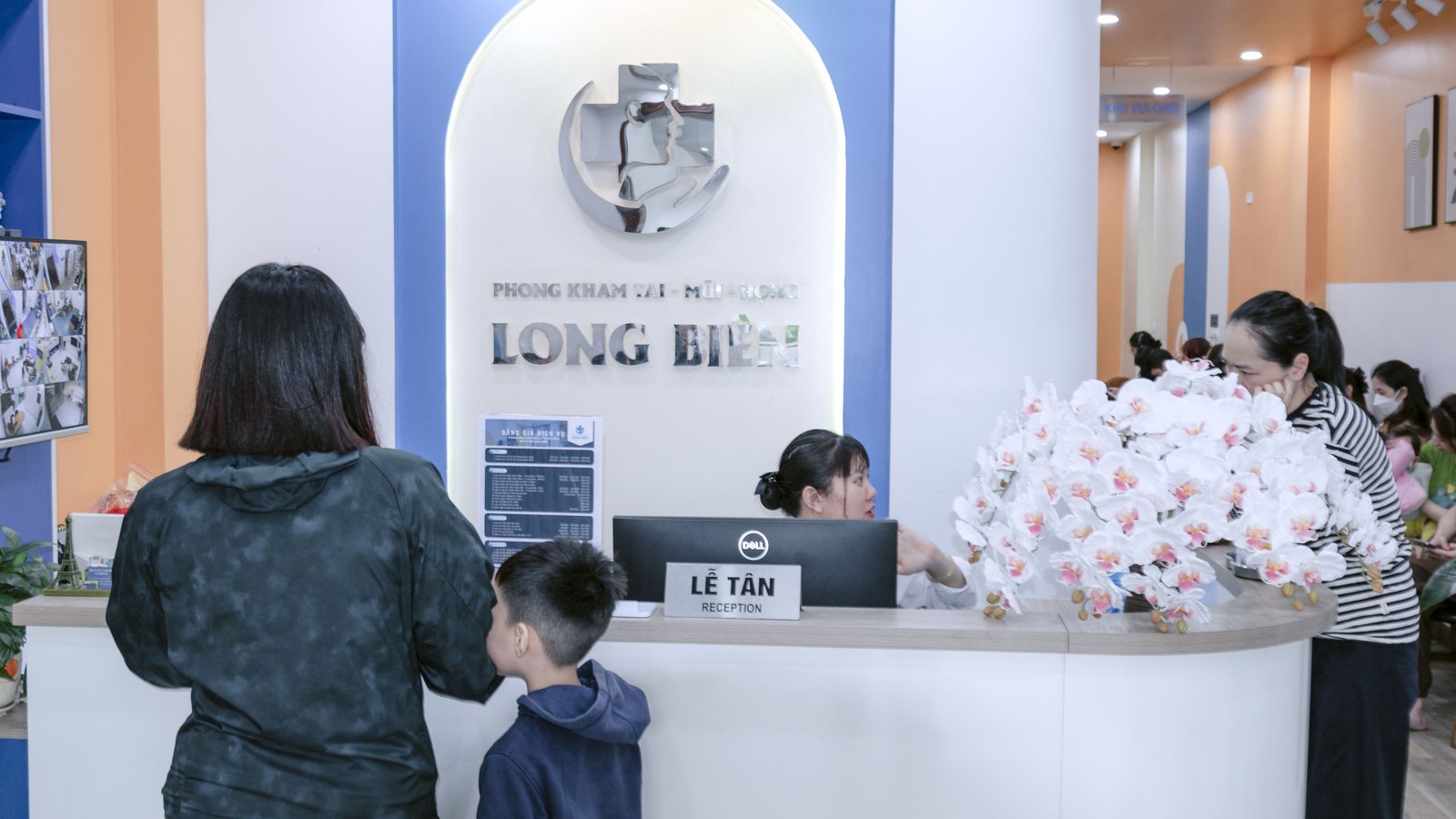 Quầy tiếp đón tại Phòng Khám Tai Mũi Họng Bác Sĩ Hiệu Long Biên