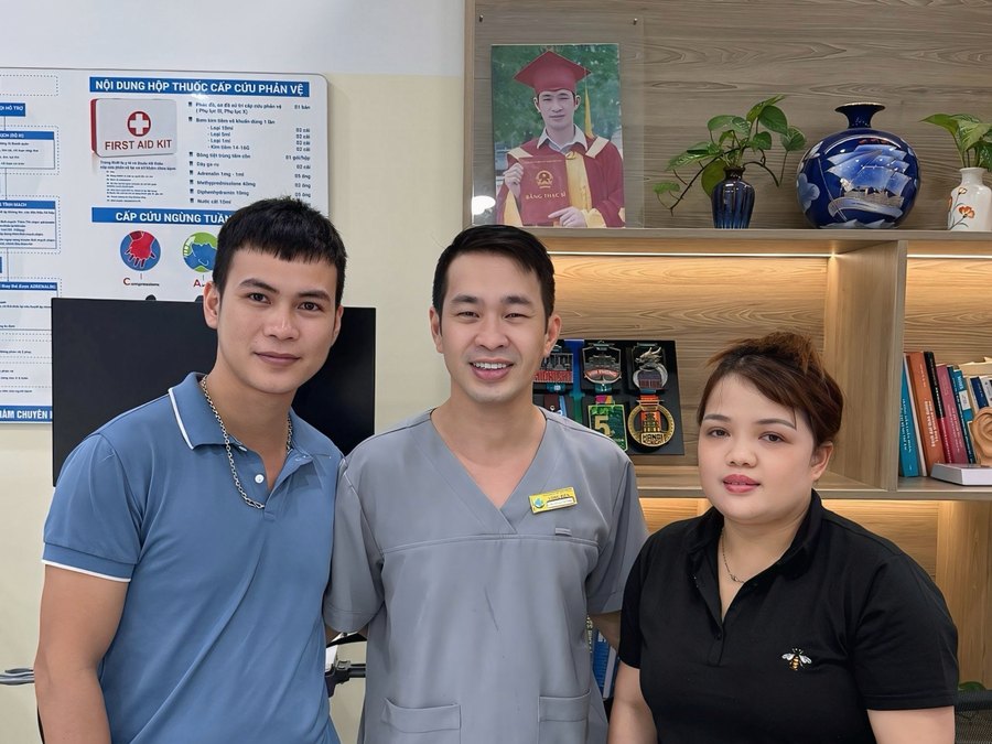 Anh Chị Hùng – Loan - khách hàng tại Phòng Khám Tai Mũi Họng Bác Sĩ Hiệu Long Biên