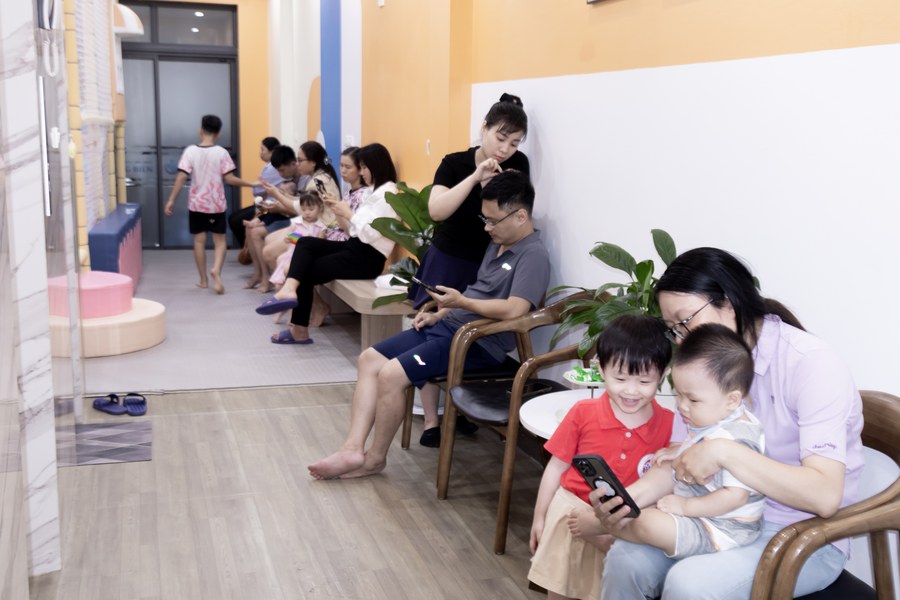 Khu chờ rộng rãi tại Phòng Khám Tai Mũi Họng Bác Sĩ Hiệu Long Biên