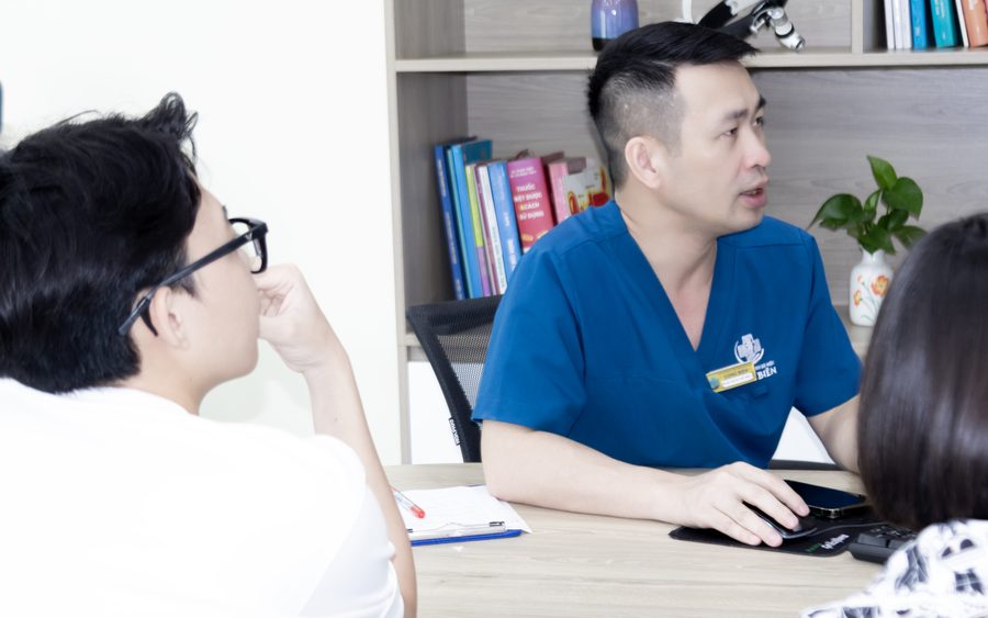 Bác sĩ Hiệu tư vấn bệnh lý họng tại phòng khám