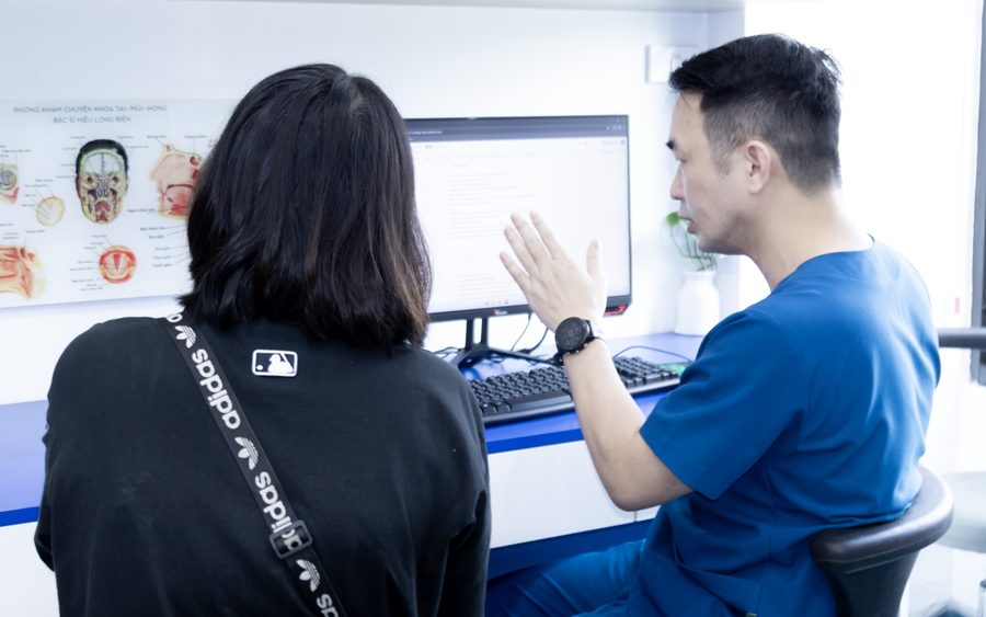 Bác sĩ Hiệu tư vấn bệnh lý mũi xoang bên sơ đồ giải phẫu Tai Mũi Họng