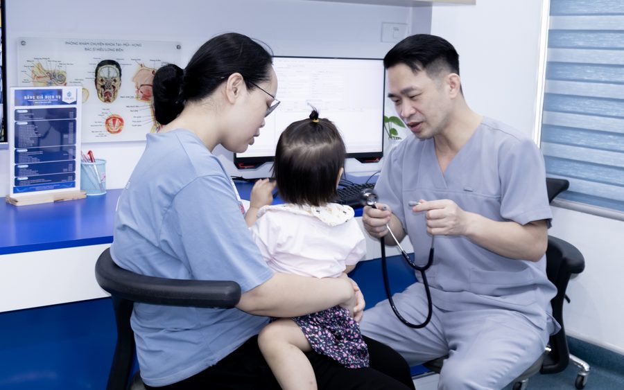 Bác sĩ Hiệu khám tai cho bé tại Phòng Khám Tai Mũi Họng Long Biên