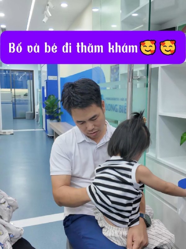 Khoảnh khắc bố đưa bé đi thăm khám