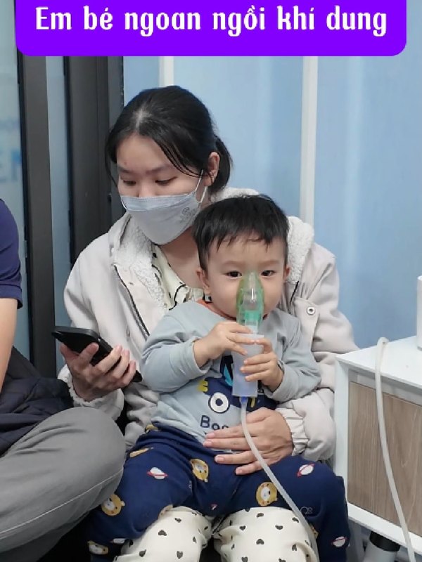 Các em bé ngoan ngồi khí dung