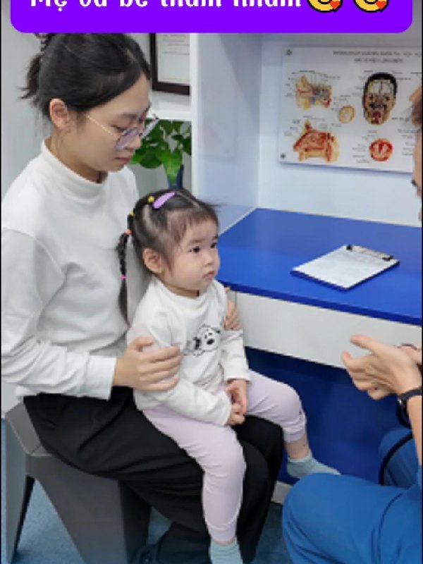 Khoảnh khắc mẹ và bé tại phòng khám