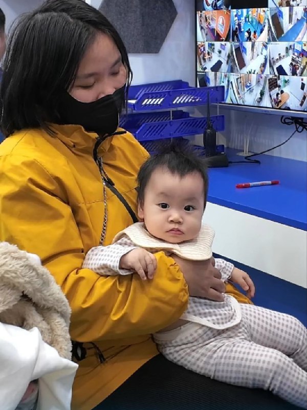 Bố mẹ đưa bé đi thăm khám
