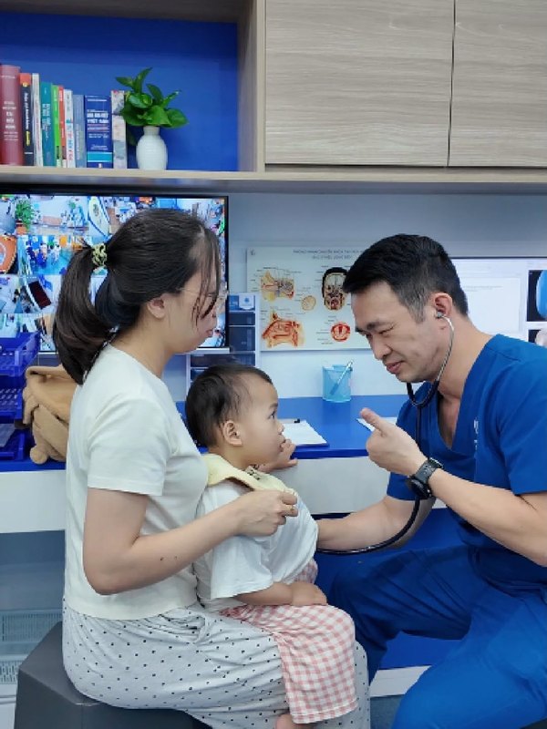 Thăm khám cho các bạn nhỏ dễ thương