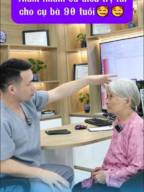 Cụ bà 90 tuổi vui tính đến khám