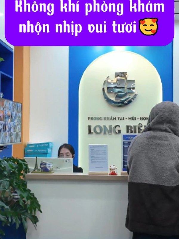 Không khí phòng khám ngay lúc này