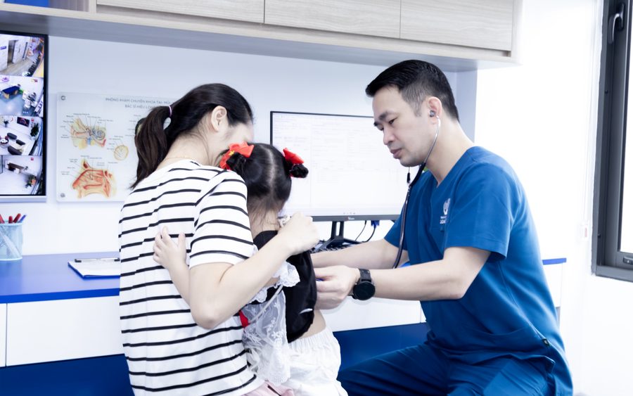 ThS.BS Phùng Tiến Hiệu trực tiếp thăm khám cho bé tại Phòng Khám Tai Mũi Họng Bác Sĩ Hiệu Long Biên