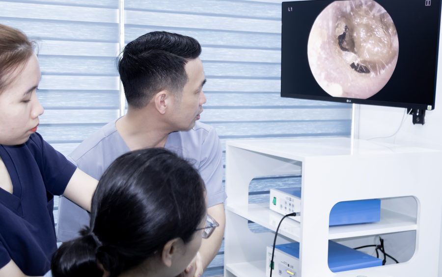 Nội soi Tai Mũi Họng tại phòng khám — hình ảnh ống tai hiện rõ trên màn hình