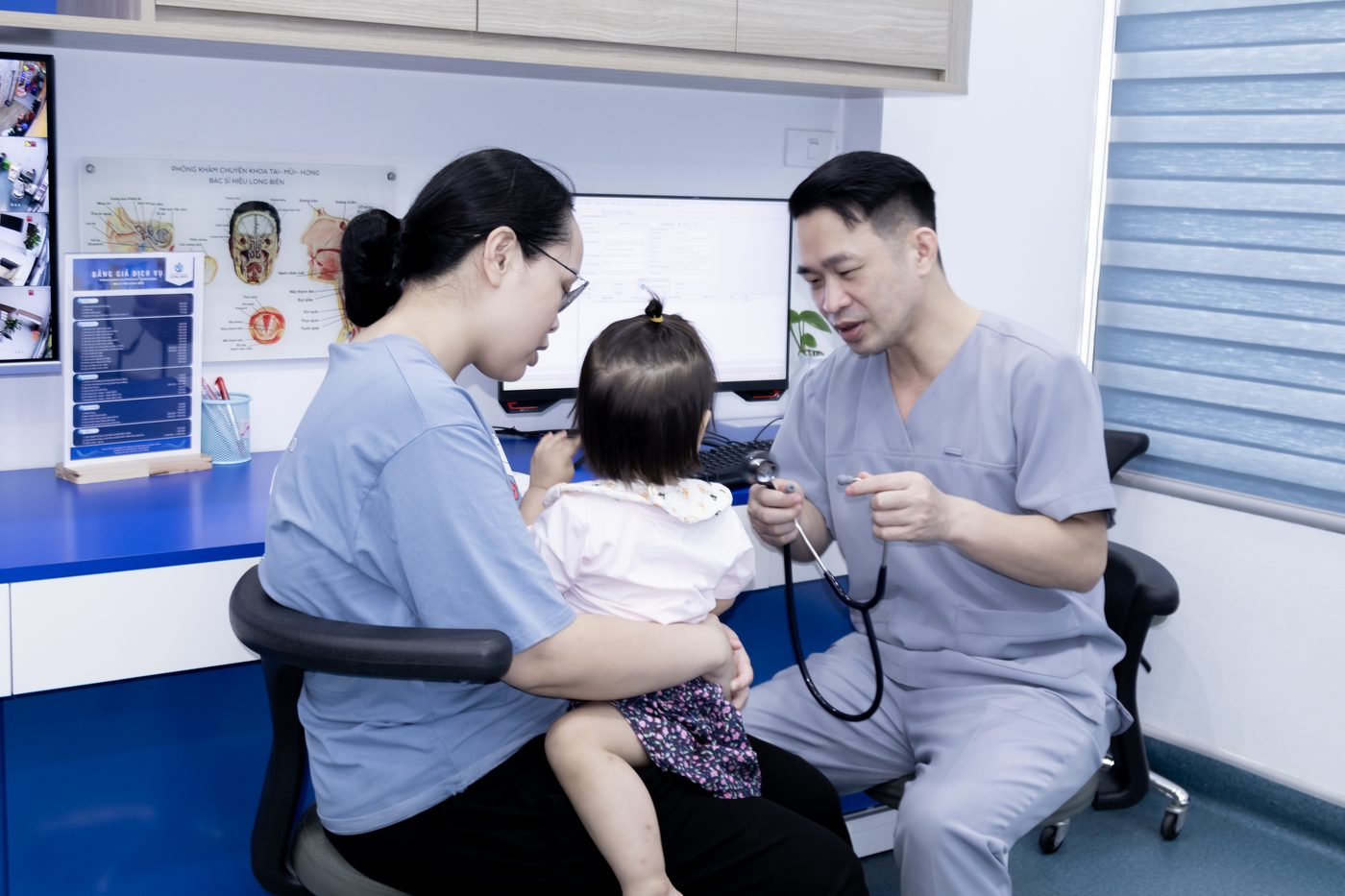Bác sĩ Hiệu khám tai mũi họng nhẹ nhàng cho bé nhỏ
