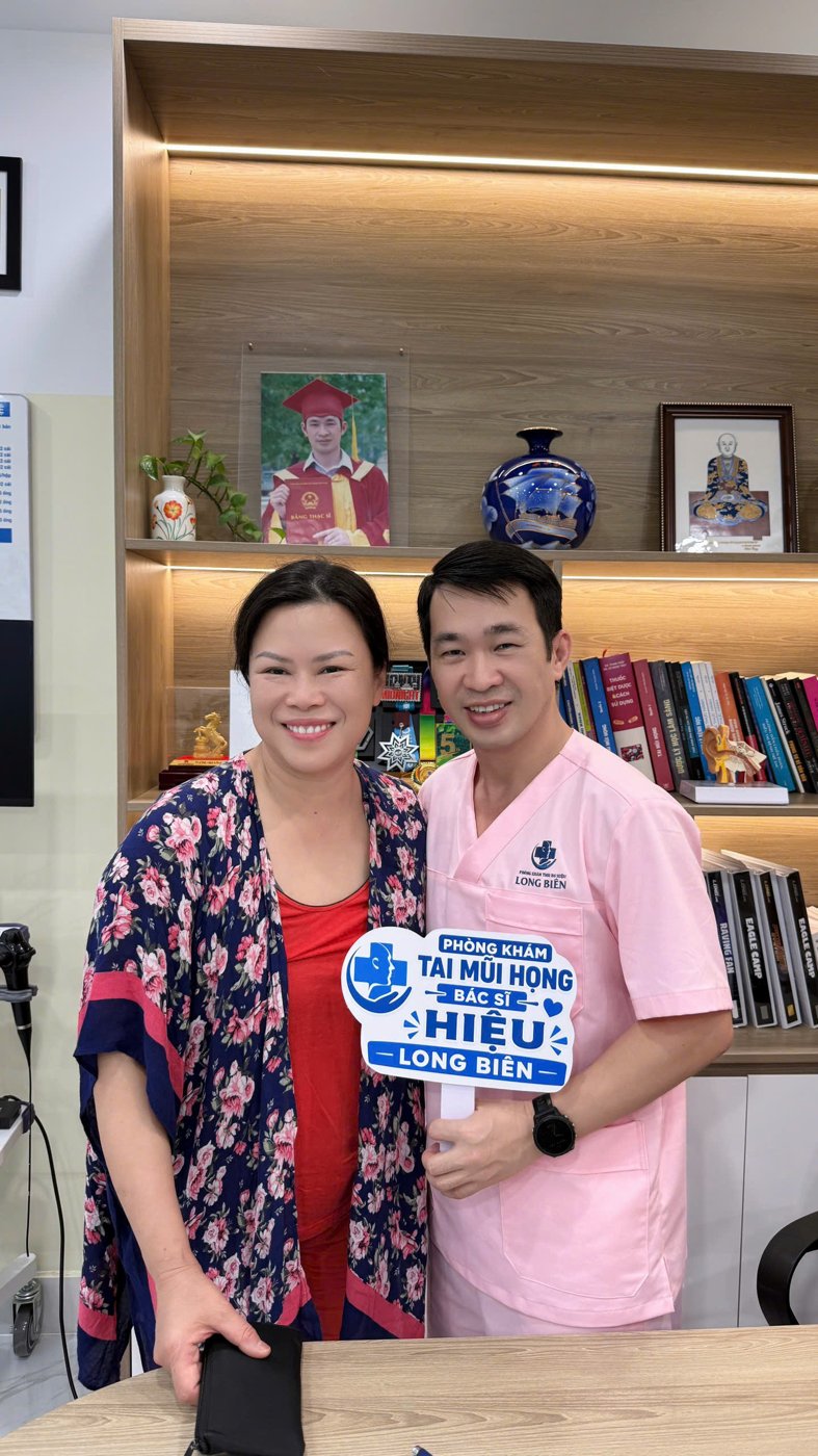 Chị Lệ — bác sĩ nha khoa người Mỹ gốc Việt — cùng ThS.BS Phùng Tiến Hiệu tại Phòng khám Tai Mũi Họng Bác sĩ Hiệu Long Biên
