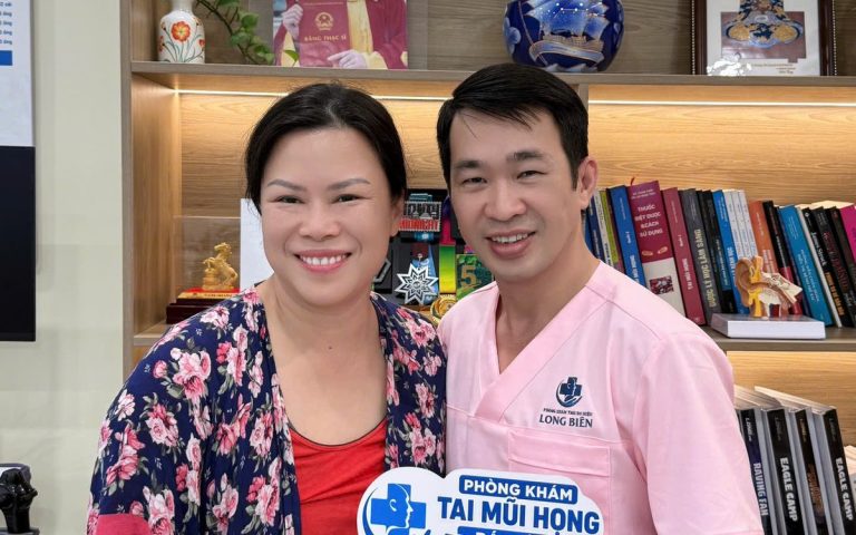 Chị Lệ và ThS.BS Phùng Tiến Hiệu tại Phòng khám TMH Bác sĩ Hiệu Long Biên