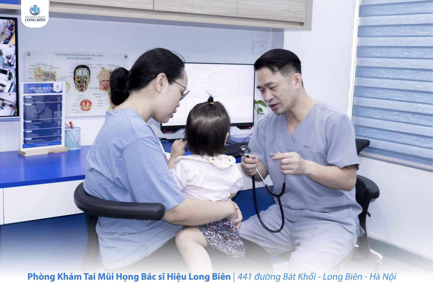 Bác sĩ Hiệu thăm khám tai cho bé nhỏ tại phòng khám