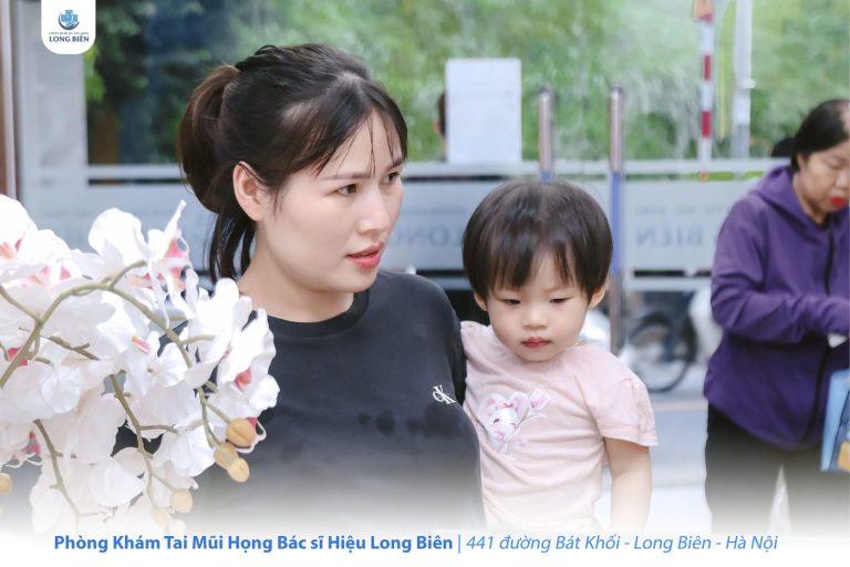 Cha mẹ đưa con tới Phòng khám TMH Bác sĩ Hiệu Long Biên