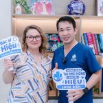 Nu du khach Uc Ellen chup anh cung bac si Phung Tien Hieu tai Phong kham Tai Mui Hong Bac si Hieu Long Bien sau khi dieu tri dau tai do di may bay