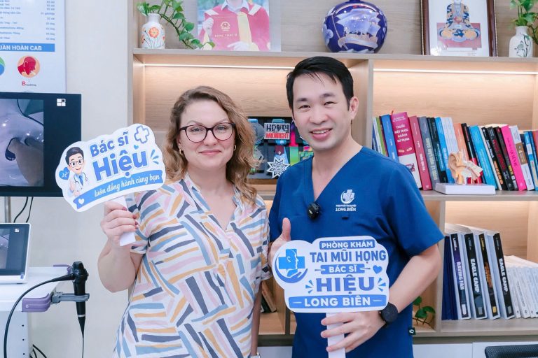 Nu du khach Uc Ellen chup anh cung bac si Phung Tien Hieu tai Phong kham Tai Mui Hong Bac si Hieu Long Bien sau khi dieu tri dau tai do di may bay