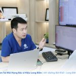 Bác sĩ Hiệu tư vấn cho phụ huynh tại phòng khám