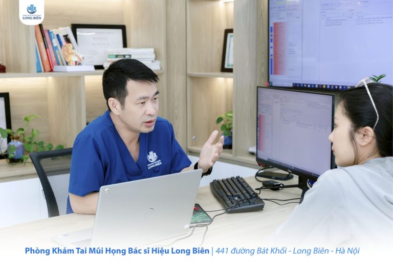 Bác sĩ Hiệu tư vấn cho phụ huynh tại phòng khám