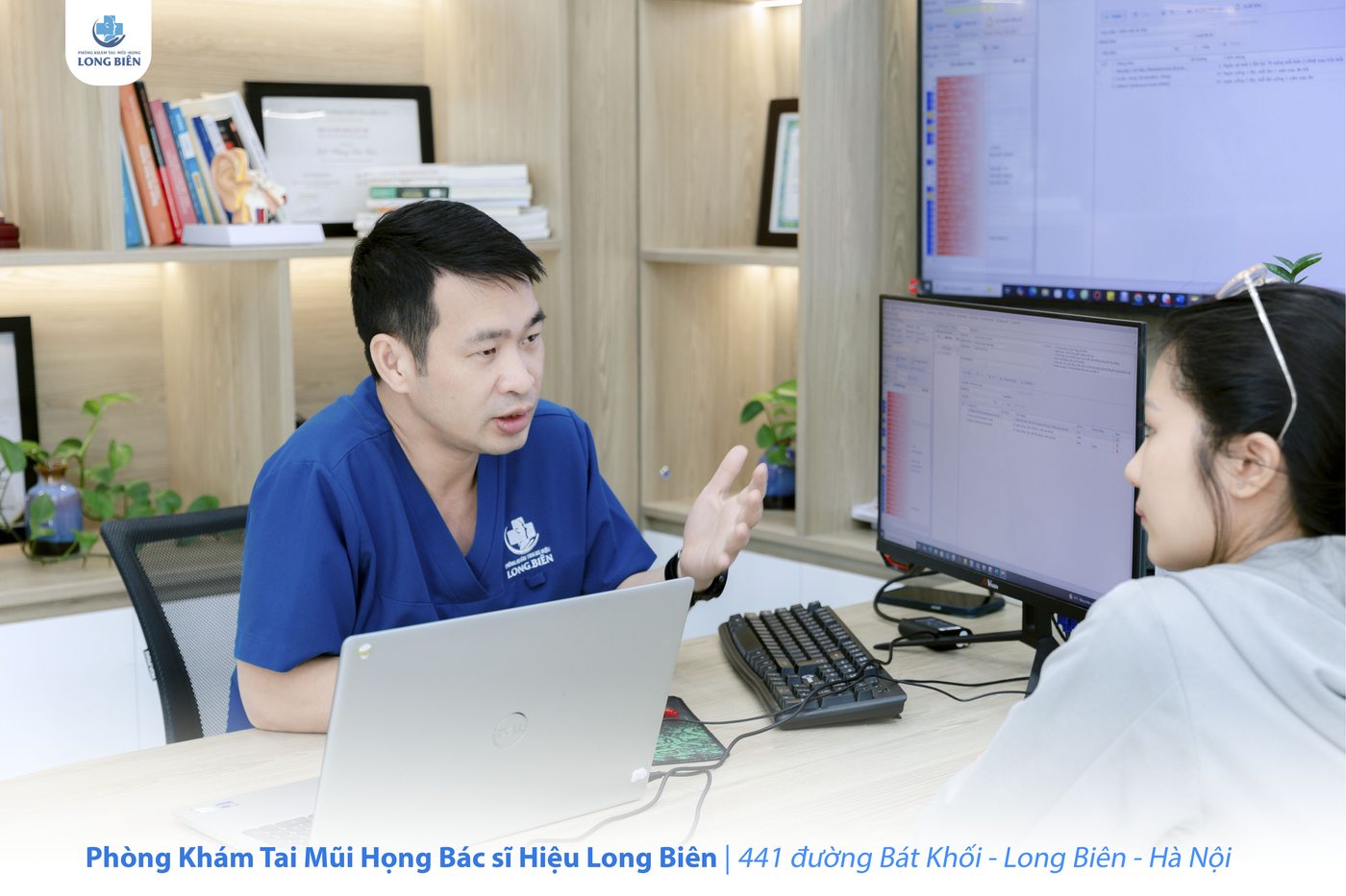 Bác sĩ Hiệu tư vấn cho phụ huynh tại phòng khám