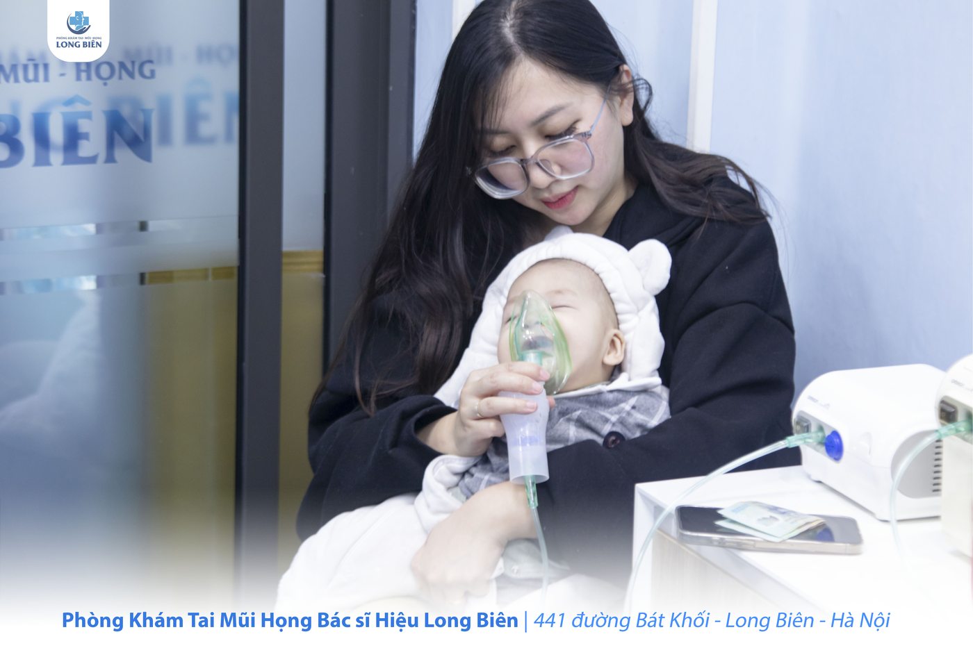 Bé được chăm sóc đường thở bằng máy khí dung tại phòng khám