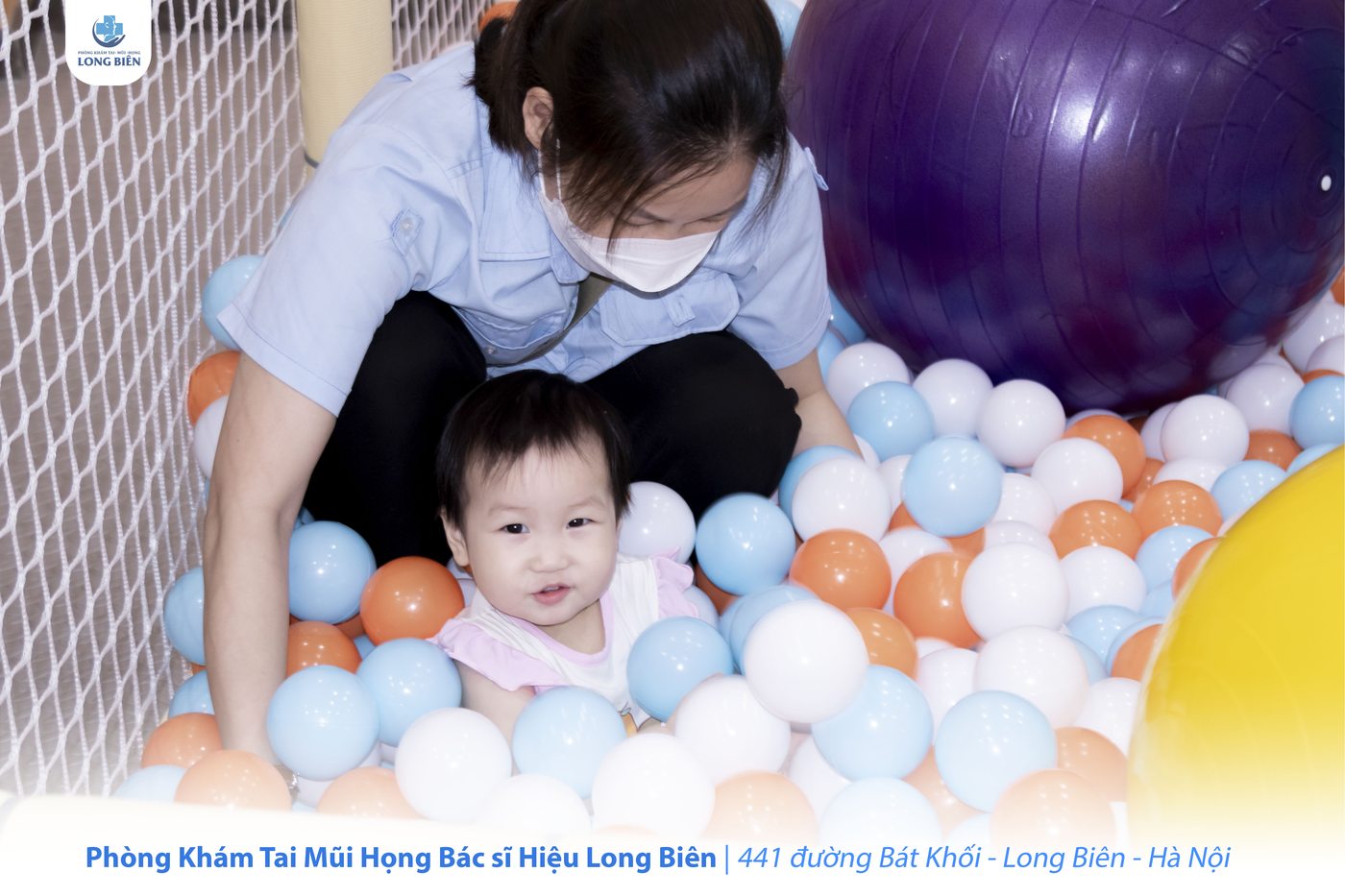 Bé vui chơi tại khu vui chơi của Phòng khám TMH Bác sĩ Hiệu Long Biên