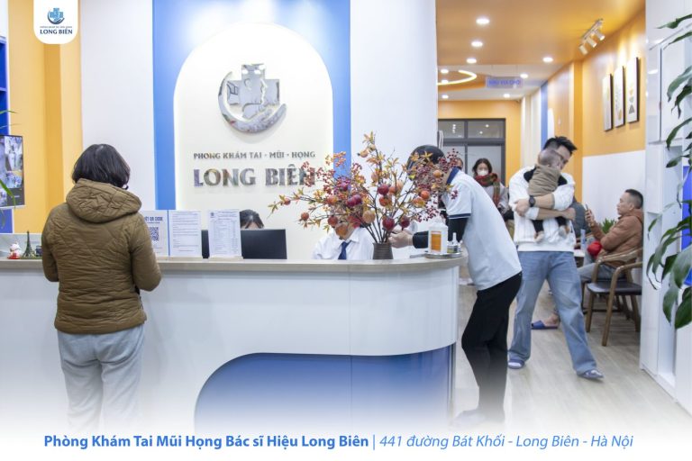 Khu lễ tân Phòng khám TMH Bác sĩ Hiệu Long Biên với các gia đình đưa con tới khám