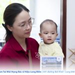 Người mẹ bế con nhỏ tại Phòng khám TMH Bác sĩ Hiệu Long Biên