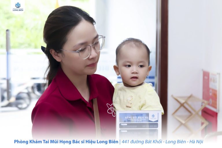 Người mẹ bế con nhỏ tại Phòng khám TMH Bác sĩ Hiệu Long Biên