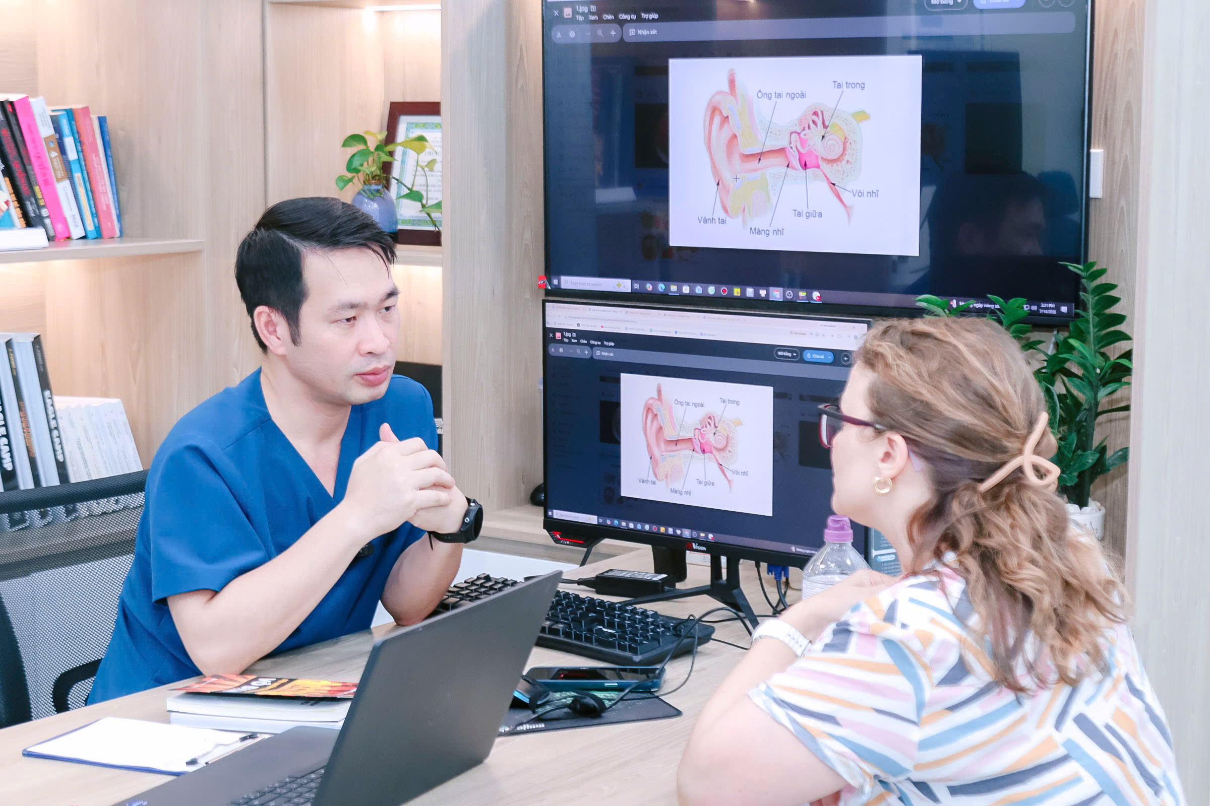 Bac si Phung Tien Hieu kien nhan tu van cho benh nhan nguoi nuoc ngoai bi dau tai sau chuyen bay