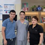 Bệnh nhân T. chụp ảnh cùng bác sĩ Phùng Tiến Hiệu tại Phòng khám Tai Mũi Họng Long Biên sau khi điều trị viêm ống tai ngoài