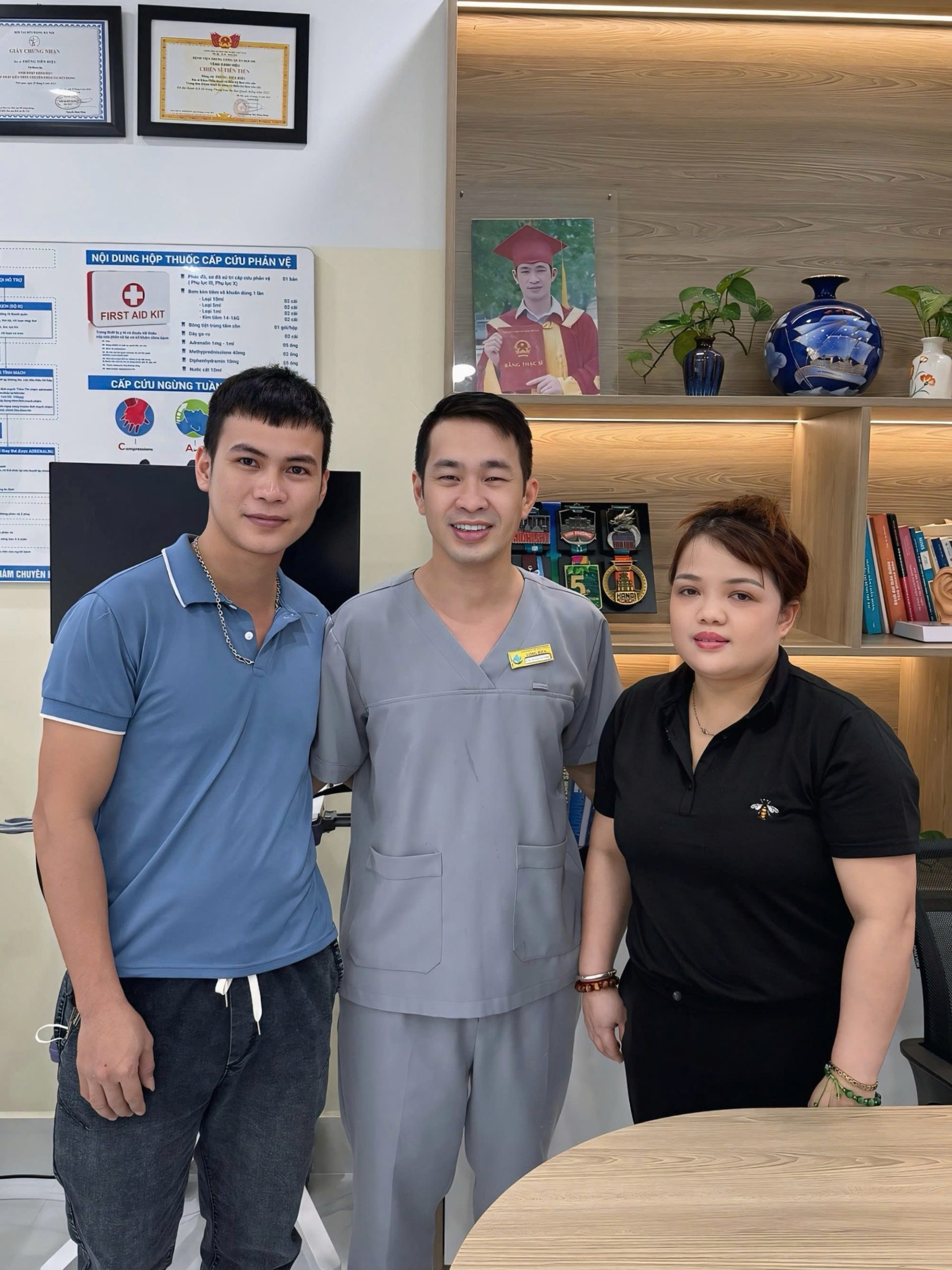 Benh nhan T. chup anh cung bac si Phung Tien Hieu tai Phong kham Tai Mui Hong Bac si Hieu Long Bien sau khi dieu tri viem ong tai ngoai