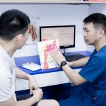 Bác sĩ Phùng Tiến Hiệu giải thích tình trạng viêm tai giữa mạn tính cho bệnh nhân trẻ đến từ Phú Thọ tại Phòng khám Tai Mũi Họng Bác sĩ Hiệu Long Biên