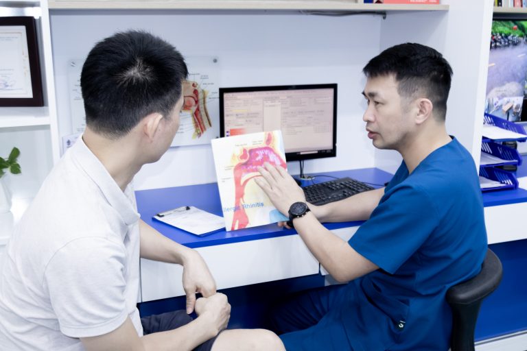 Bác sĩ Phùng Tiến Hiệu giải thích tình trạng viêm tai giữa mạn tính cho bệnh nhân trẻ đến từ Phú Thọ tại Phòng khám Tai Mũi Họng Bác sĩ Hiệu Long Biên