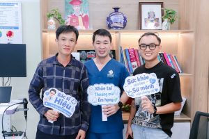 Anh T. cùng con trai và ThS.BS Phùng Tiến Hiệu tại Phòng khám Tai Mũi Họng Bác Sĩ Hiệu Long Biên sau buổi nội soi và làm sạch tai