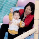 Bé nhỏ vui vẻ chơi tại khu vui chơi của Phòng khám Tai Mũi Họng Bác Sĩ Hiệu Long Biên trước giờ khám