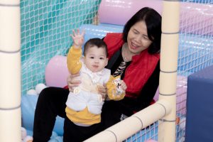 Bé nhỏ vui vẻ chơi tại khu vui chơi của Phòng khám Tai Mũi Họng Bác Sĩ Hiệu Long Biên trước giờ khám