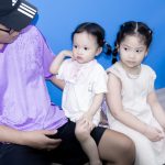 Bố cùng hai con nhỏ ngồi chờ đến lượt khám tại Phòng khám Tai Mũi Họng Bác Sĩ Hiệu Long Biên