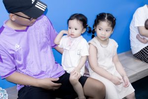 Bố cùng hai con nhỏ ngồi chờ đến lượt khám tại Phòng khám Tai Mũi Họng Bác Sĩ Hiệu Long Biên
