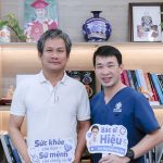 Bác sĩ Hiệu nội soi tai cho bệnh nhân bị chàm cửa tai và nút ráy tai tại phòng khám Tai Mũi Họng Long Biên