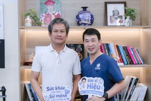 Bác sĩ Hiệu nội soi tai cho bệnh nhân bị chàm cửa tai và nút ráy tai tại phòng khám Tai Mũi Họng Long Biên